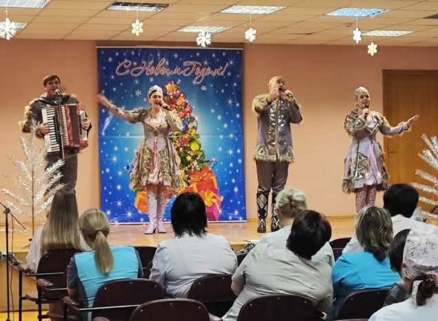 В преддверии Нового года ансамбль «Горница» выступил для пензенских медиков